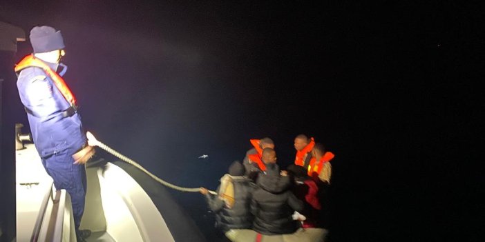 Bodrum açıklarında lastik bottaki 7 göçmen kurtarıldı