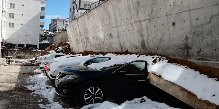 Yozgat'ta bir hafta önce çöken istinat duvarı enkazı kaldırılmadı. 11 araç enkaz altında bırakıldı