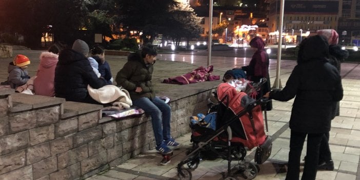 Kastamonu’da depremde panik yaşayan vatandaşlar geceyi sokakta geçiriyor