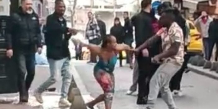 Taksim'de birbirine giren iki grup dinlene dinlene kavga etti