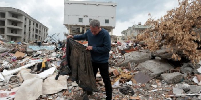Kahramanmaraş'ta depremzedeler enkazda eşyalarını arıyor
