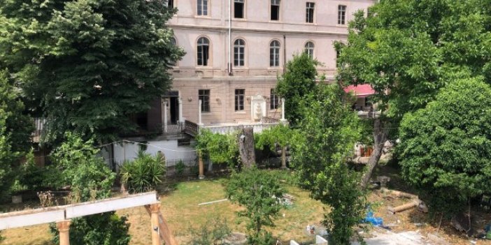 AKP'li Belediye, mahkeme ve bakanlık kararına rağmen  Fransız Yetimhanesi'ndeki yıkıma devam ediyor