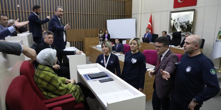 Tanju Özcan’a su şişesi fırlatmıştı. Özür dilemeyen AKP’li Meclis üyesi dışarı çıkartıldı