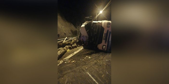 Bolu Dağı Tüneli’nde tomruk yüklü kamyon devrildi 