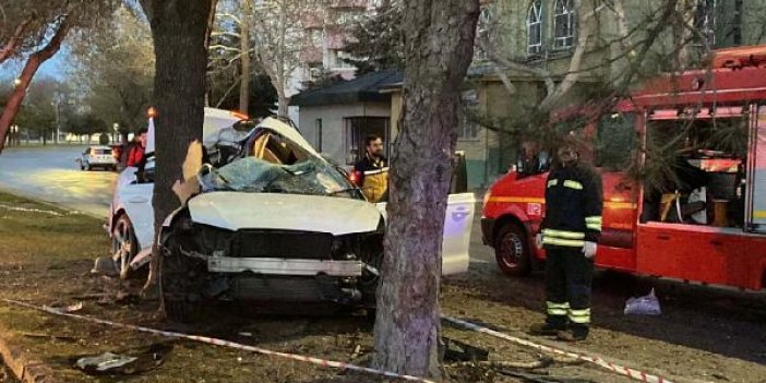 Refüjdeki ağaca çarpan otomobildeki anne öldü, 2 çocuğu ile eşi yaralandı