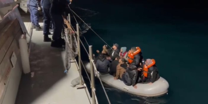 Motoru arızalanan bottaki düzensiz göçmenler kurtarıldı