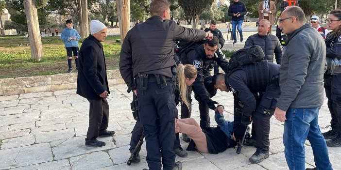 Mescid-i Aksa'yı İsrail polisi bastı. Yüzlerce Filistinli gözaltında