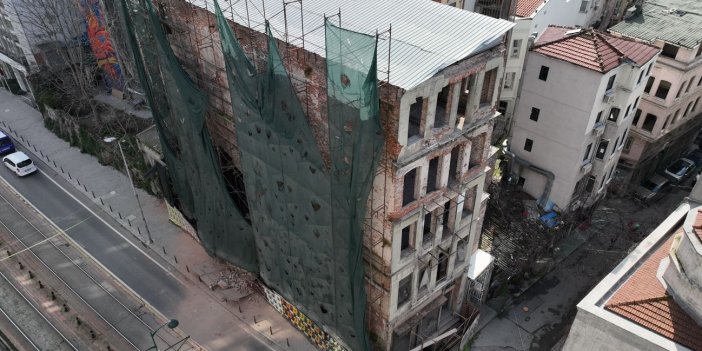 Beyoğlu'nda metruk binanın çökme riski: Çevrede güvenlik önlemi alındı