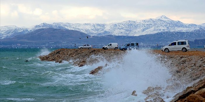 Doğu Anadolu'da kuvvetli rüzgar ve fırtına uyarısı