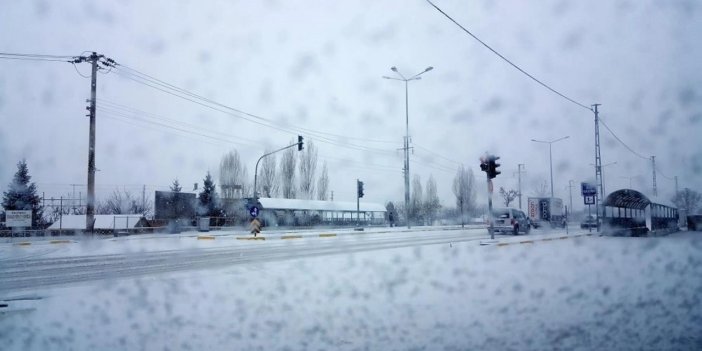 Erzurum ve Erzincan'da etkili olan kar yağışı ulaşımda aksamalara yol açtı