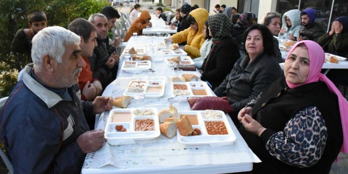 İzmir'de depremzedelere iftar verildi