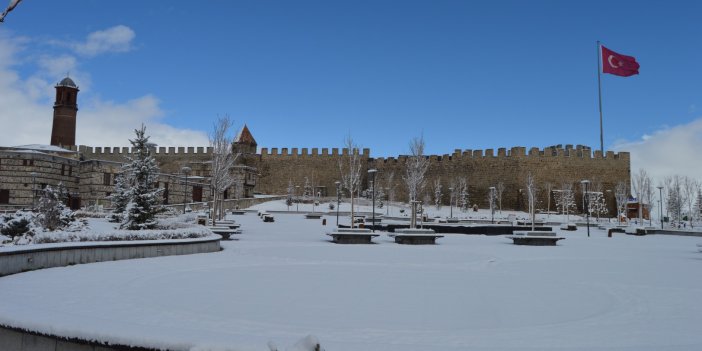 Erzurum'a bahar değil kar geldi. Kent beyaza büründü