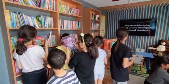 Depremzede çocuklar için çadır kentte kitabevi