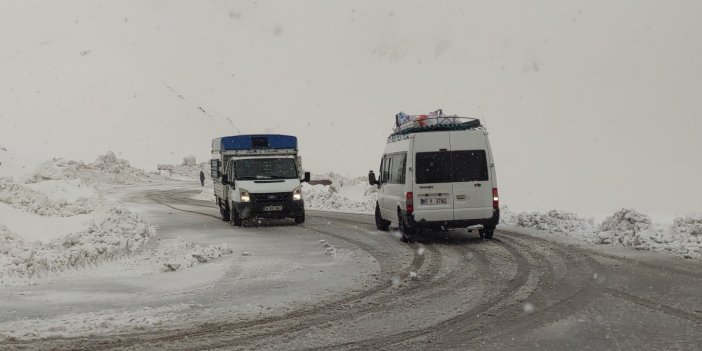 Yoğun kar yağışı yolları kapadı, araçlar yolda kaldı