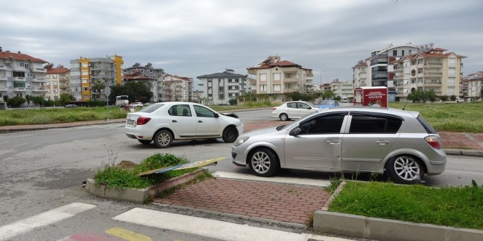 Antalya'da iki otomobil çarpıştı: 1 yaralı