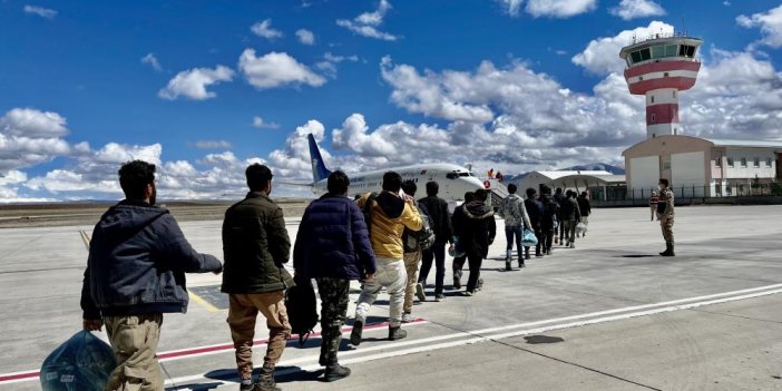 Yürüyerek geldiler. Ağrı'da 365 Afgan göçmen uçakla sınır dışı edildi