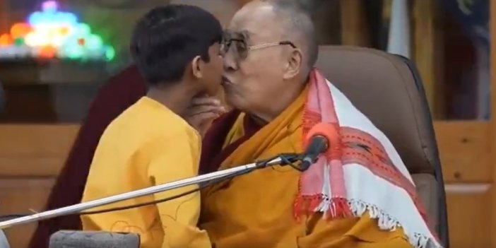 Çocuktan 'dilini emmesini' isteyen Dalai Lama özür diledi. İşte skandal görüntüler