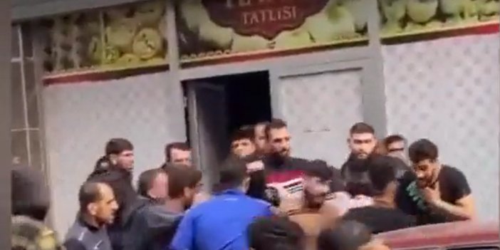 Suriyeliler başka Suriyelilere ait bir dükkanı bastı. Kavgayı ayırması için Türkler polis çağırdı