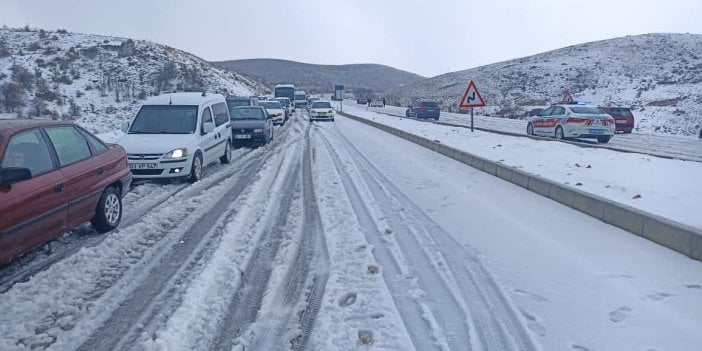 Yollar bembeyaz oldu. Dolu yağışı trafiği felç etti