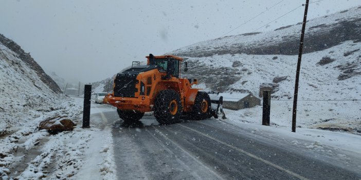 Van-Bahçesaray yolu yoğun kar yağışı nedeniyle trafiğe kapatıldı