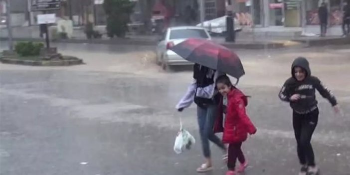 Şırnak'taki sağanak yağış okulları tatil etti
