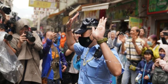 Hong Kong'da polise su sıkan 2 kişi gözaltına alındı