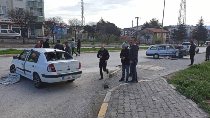 Kastamonu’da iki otomobil kavşakta çarpıştı: 2 yaralı