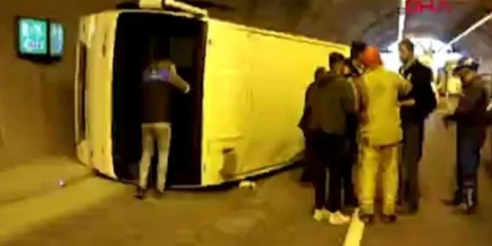 Sultangazi'de adliye çalışanlarını taşıyan servis aracı devrildi: 4 yaralı
