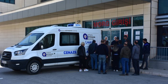 Antalya’da otomobil direğe çarptı: 1 ölü 4 yaralı