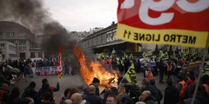 Fransa sokakları yangın yerine dönmüştü. Protestolar sonuç vermedi. Tartışmalı reform onaylandı