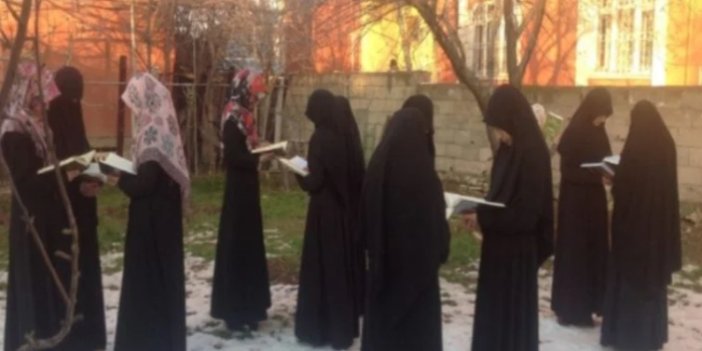Kız çocuklarına burkalı eğitim. Burası Türkiye