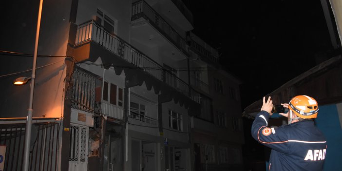 Malatya'da ağır hasar gören 4 katlı bina kısmen çöktü