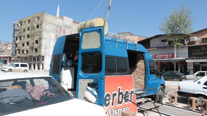 Depremde yıkılan işyerini minibüse taşıdı