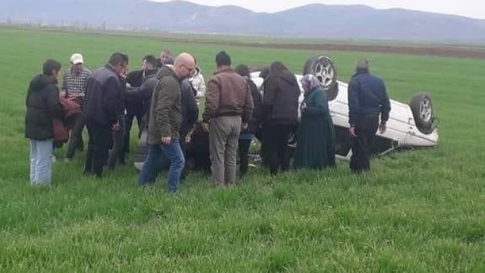 Tarım arazisine devrilen otomobilde 4 kişi yaralandı