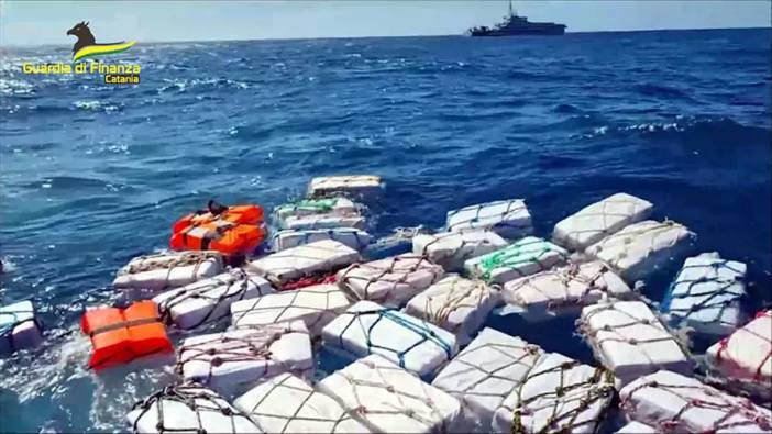 İtalya'da denizde sürüklenen 2 ton kokain ele geçirildi