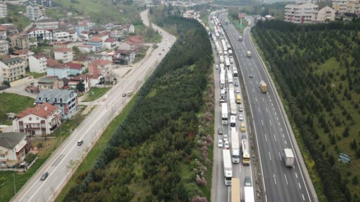 TEM'de trafik kilitlendi. İstanbul yönü kapandı