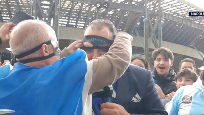 Muhabir Dündar Keşaplı'nın zor anları. Napoli taraftarı canlı yayında 'Osimhen' maskesi taktı