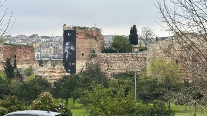 Kaftancıoğlu’ndan İstanbul surlarına asılan Erdoğan posterine tepki