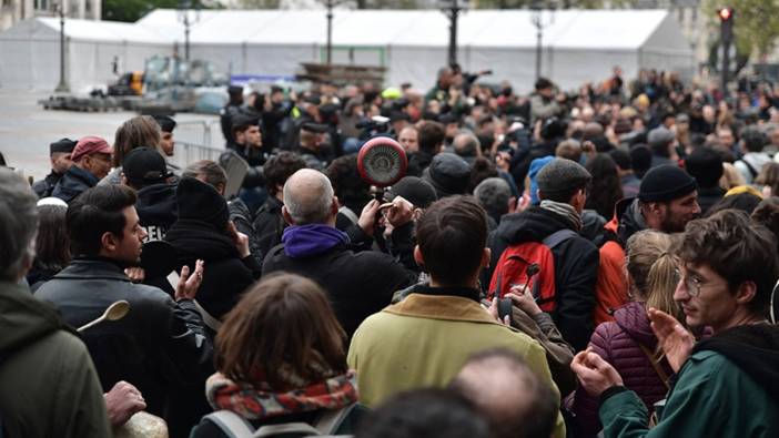 Fransa'da emeklilik reformu karşıtları tren garlarını bastı