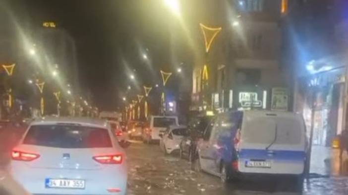 Van’da sağanak yağış etkili oldu, cadde ve sokaklar göle döndü