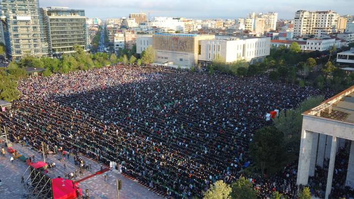 Arnavutluk'taki İskender Bey Meydanı binlerce müslümanı ağırladı