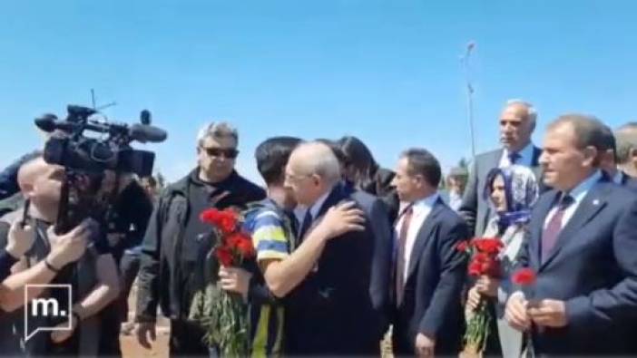 Mezar ziyaretinde depremzede genç Kılıçdaroğlu’na sarılıp ağladı