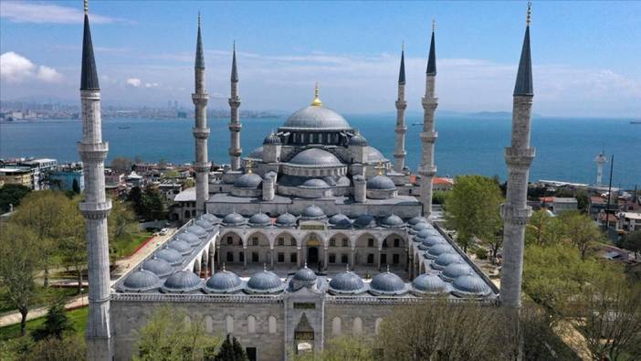 Sultanahmet Cami yeniden ibadete açıldı