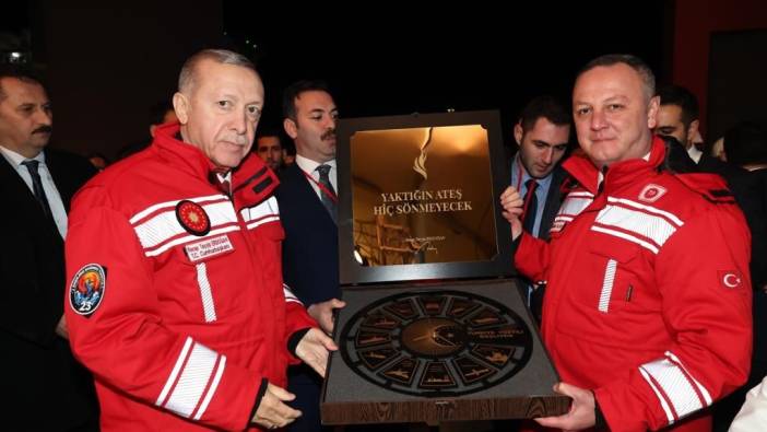 Erdoğan'a Türkiye Yüzyılı saati hediye edildi