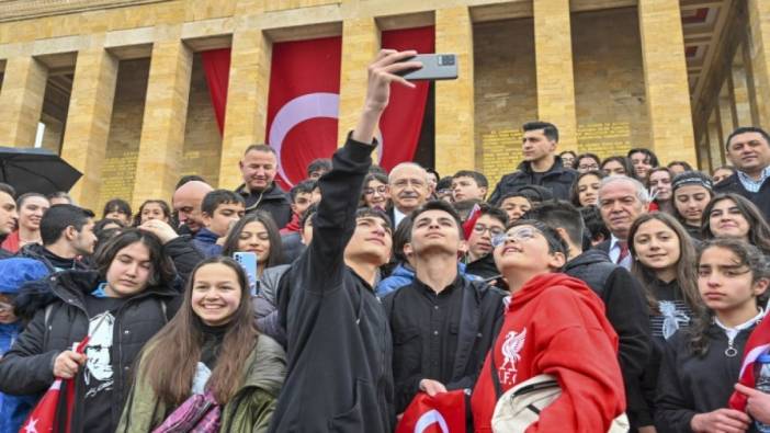 Çocuklardan Kılıçdaroğlu’na Anıtkabir’de sevgi seli