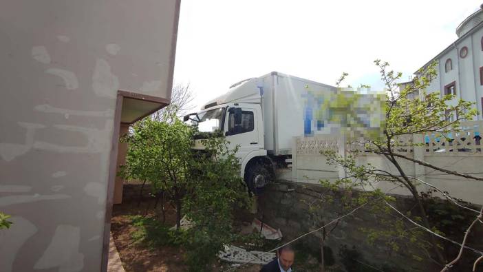Freni boşalan kamyon, çarptığı duvarda askıda kaldı