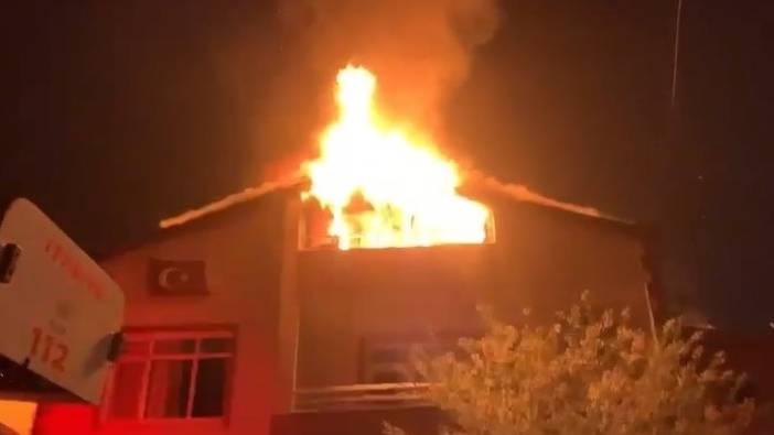 İki katlı binanın çatısı alev alev yandı
