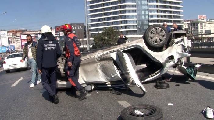 Avcılar'da bariyerlere çarpan araç takla attı: 1 yaralı