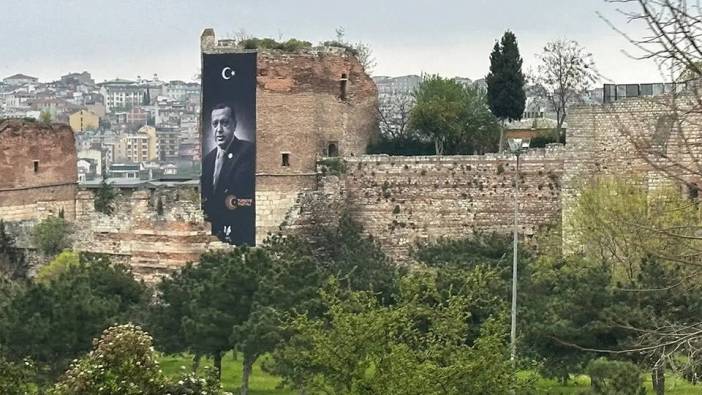 CHP’nin şikayet ettiği dev Erdoğan pankartı kaldırıldı