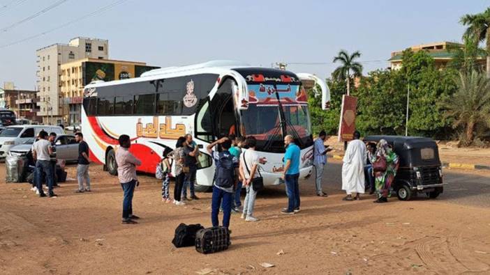 Sudan'dan bin 600'ü aşkın Türk vatandaşı otobüslerle Etiyopya'ya taşındı